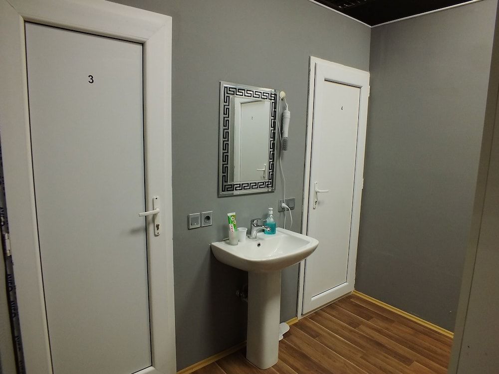 Check-in Baku Hotel & Hostel Comfort Twin Room, 2 Twin Beds (Private External Bathroom) 4