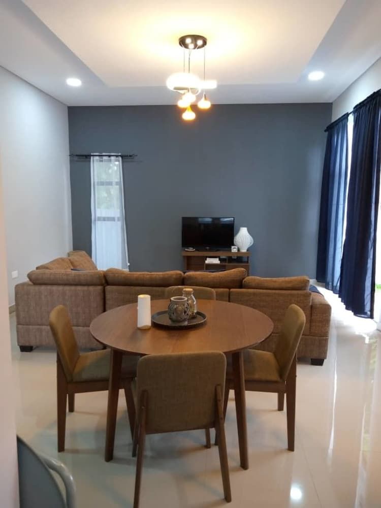 undefined 2 Bedrooms House in Heart of Kalundu 3