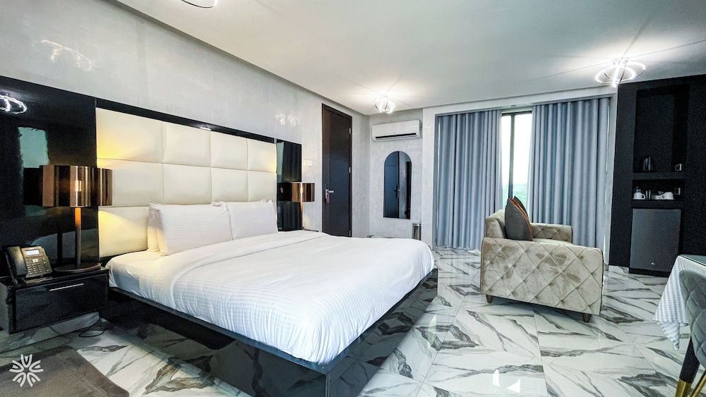 BridgeView Resort Luxury Room, 1 King Bed, Non Smoking, Lake View 6