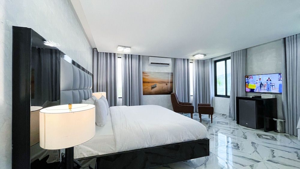 BridgeView Resort Luxury Room, 1 King Bed, Non Smoking, Lake View 3