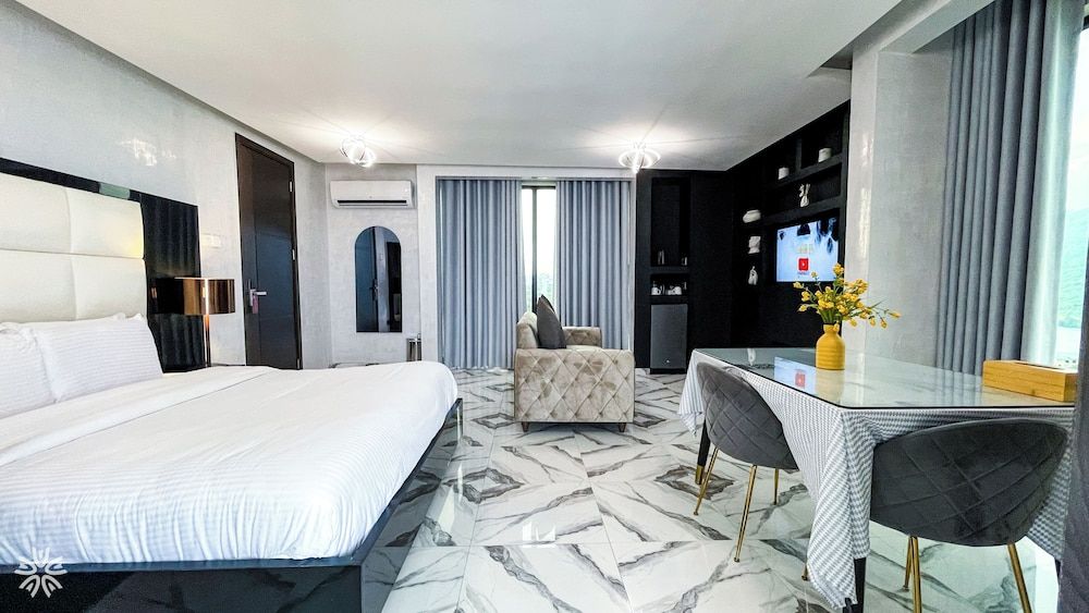 BridgeView Resort Luxury Room, 1 King Bed, Non Smoking, Lake View 7