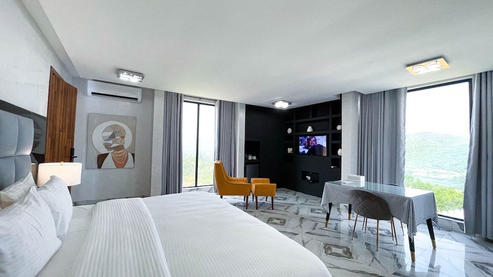 BridgeView Resort Luxury Room, 1 King Bed, Non Smoking, Lake View 2