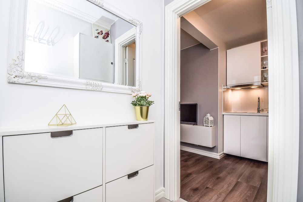 undefined Studio H17 6