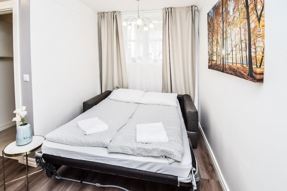 undefined Studio H17 2