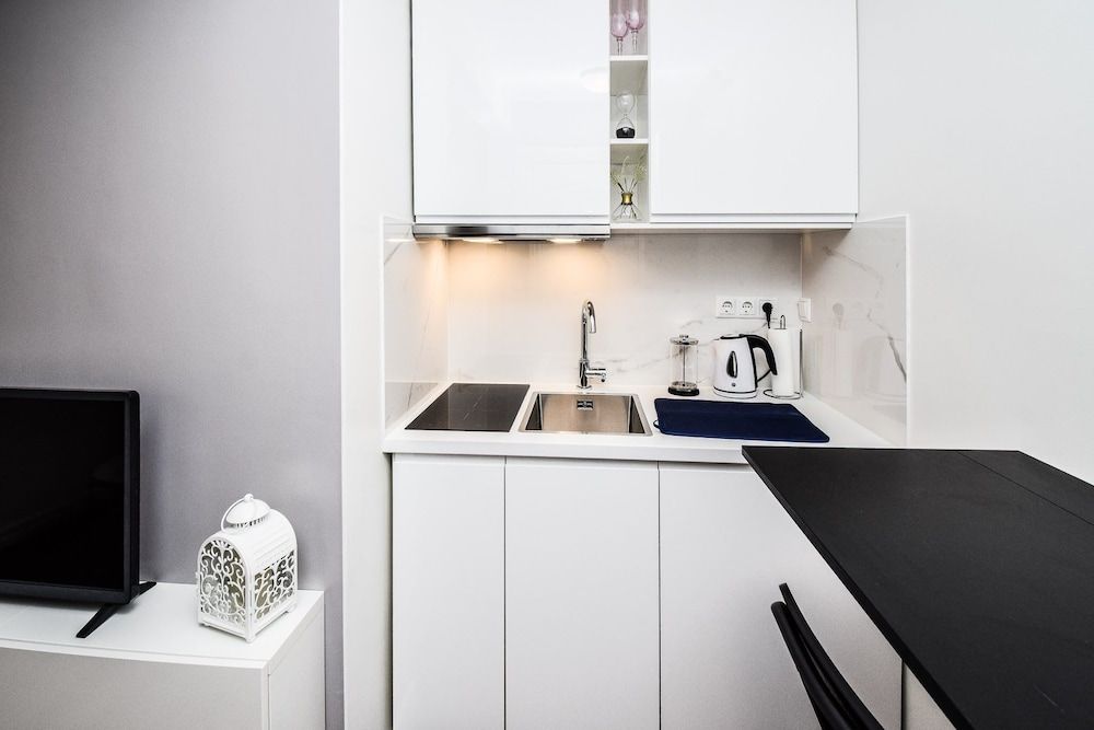 undefined Studio H17 8