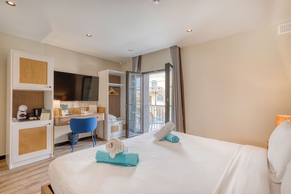 DOMS Boutique Living Deluxe Double Room 18