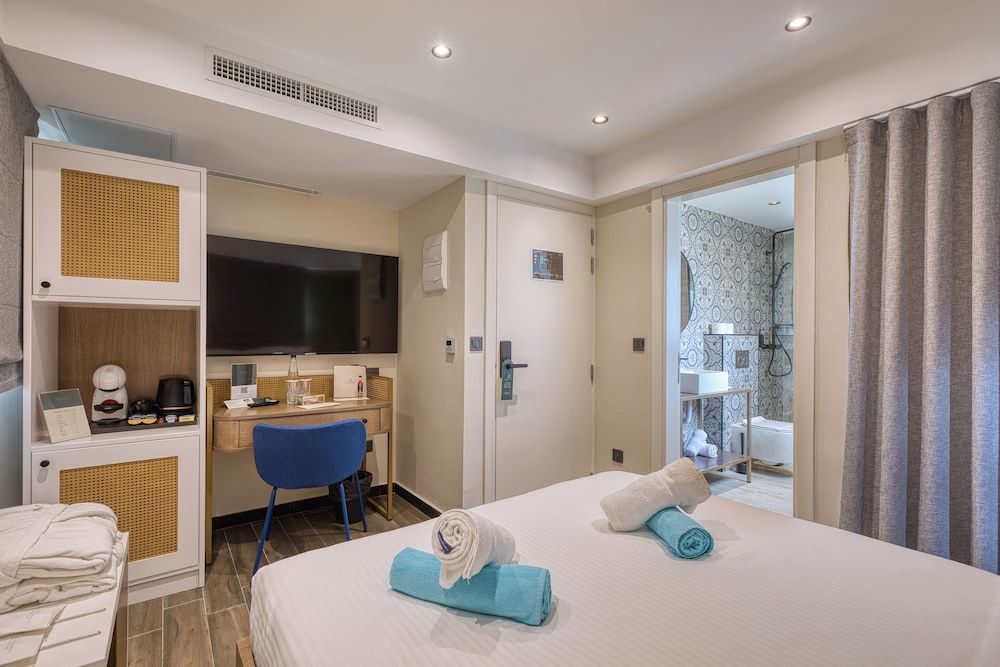 DOMS Boutique Living Deluxe Double Room 11