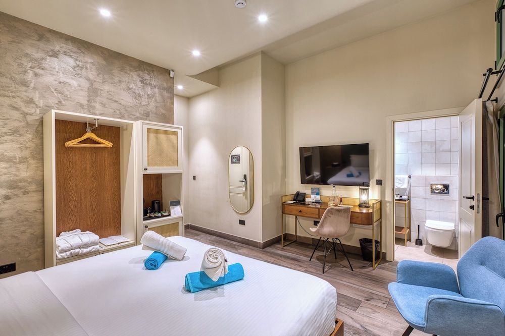 DOMS Boutique Living Deluxe Double Room 13