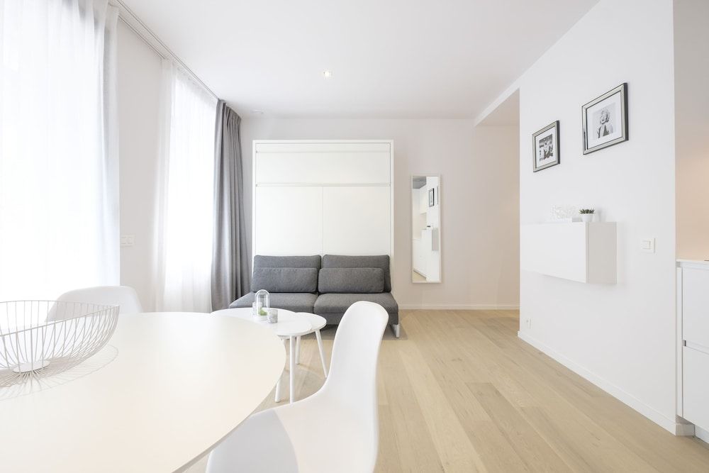 undefined White Studio 7