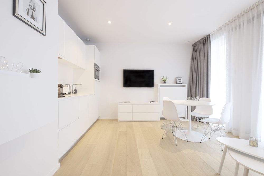 undefined White Studio 6