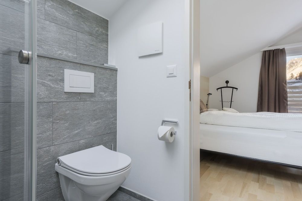 Ascot Loft Zermatt Deluxe Condo, Mountain View 3