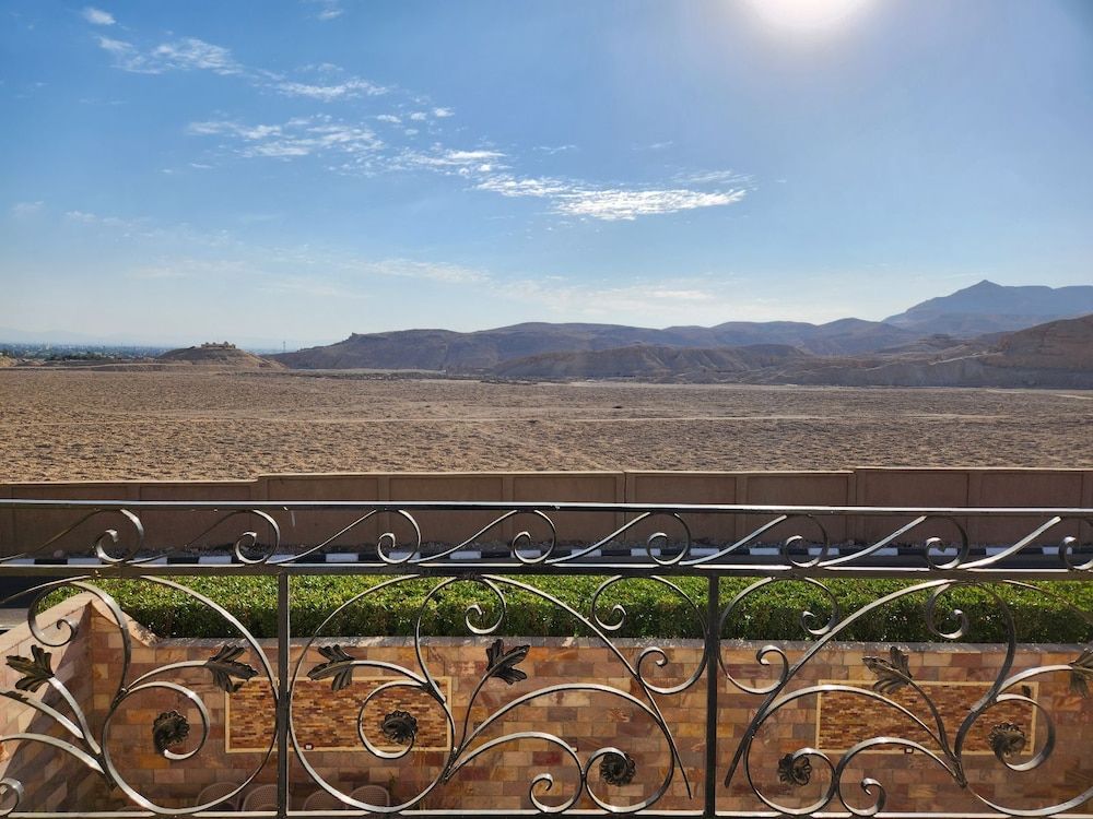 Royal Mountain Hotel Deluxe Room, 1 King Bed 5