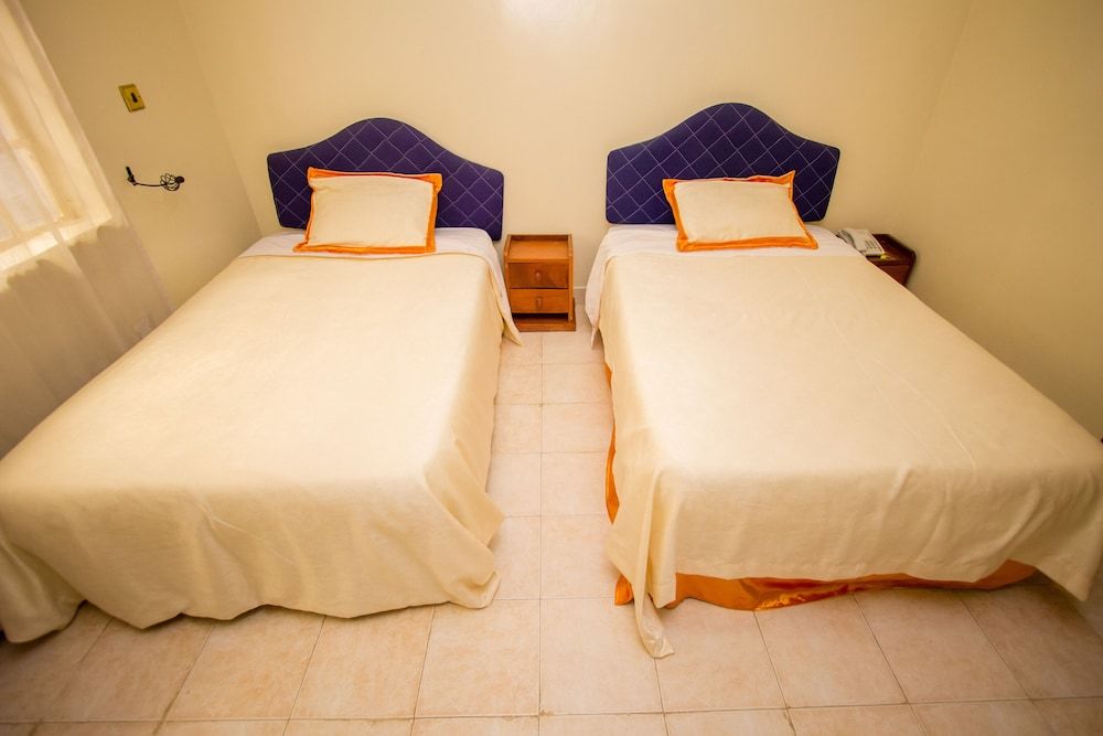 Lowela Hotel Twin Room