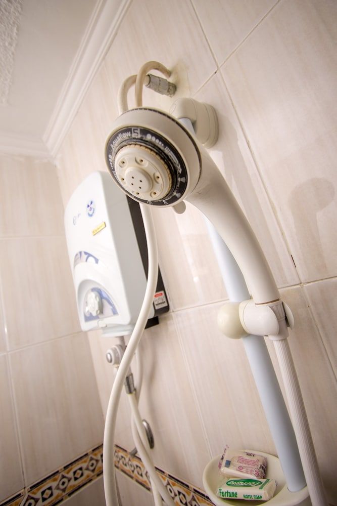 Lowela Hotel Twin Room 5