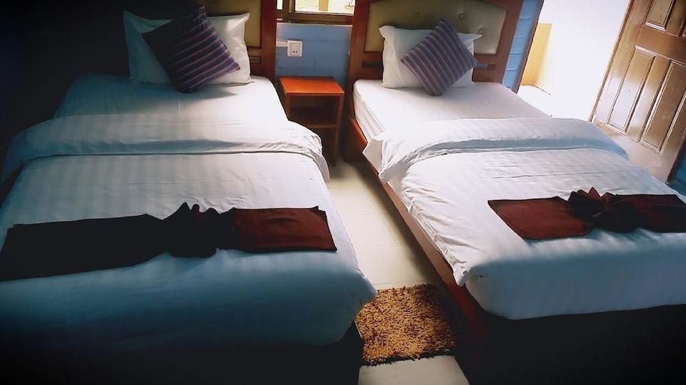 Wun Tawp Garden Hotel Deluxe Triple Room, Garden View 6