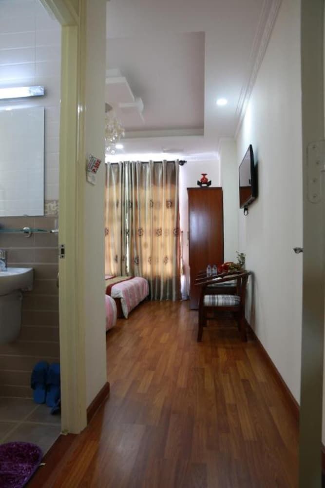 Dang Uyen Hotel Family Room, Lake View 4