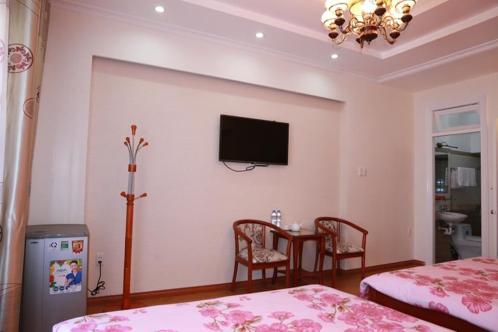 Dang Uyen Hotel Family Room, Lake View 5