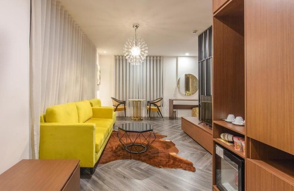 undefined Len's Hotel 7