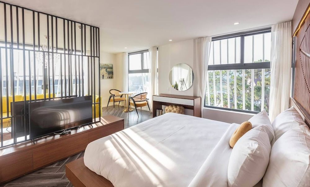 undefined Len's Hotel 6