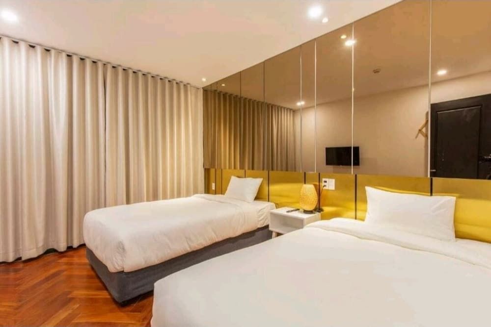 undefined Len's Hotel 5