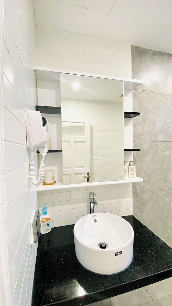 2 mins to Ho Guom LA MANDARINA HOTEL Deluxe Double Room, 1 King Bed, Non Smoking, City View 10