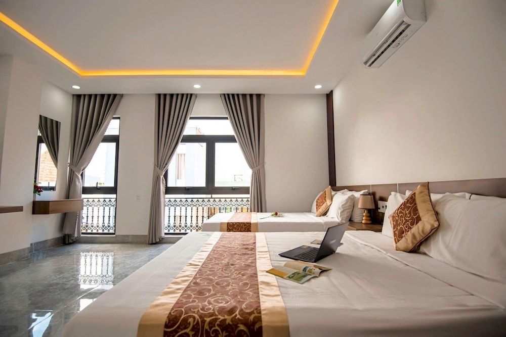 OYO 1180 Huy Ngoc Hotel Deluxe Triple Room 4