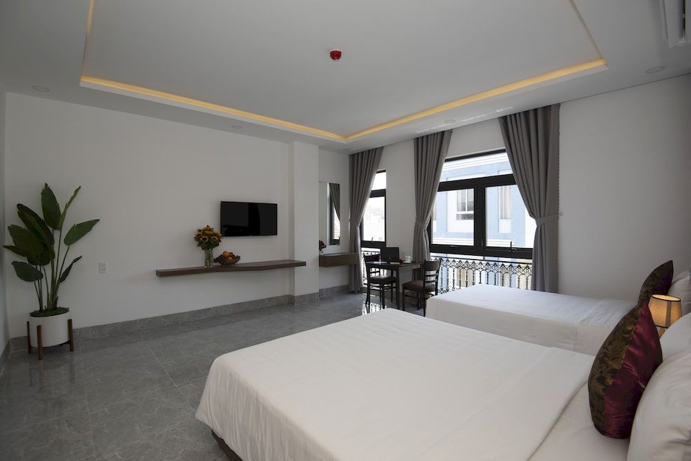 OYO 1180 Huy Ngoc Hotel Deluxe Triple Room 2