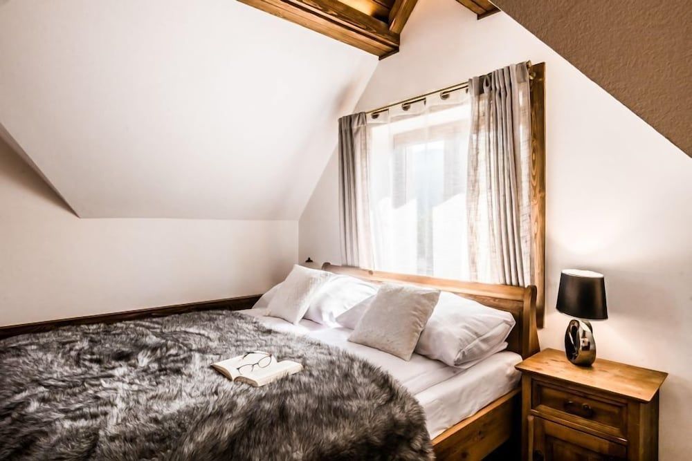 Basic Duplex, 3 Bedrooms, Sauna, Mountainside