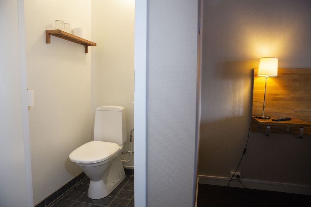 Veckefjärdens Hotell & Konferens Twin Room (With shared shower) 3