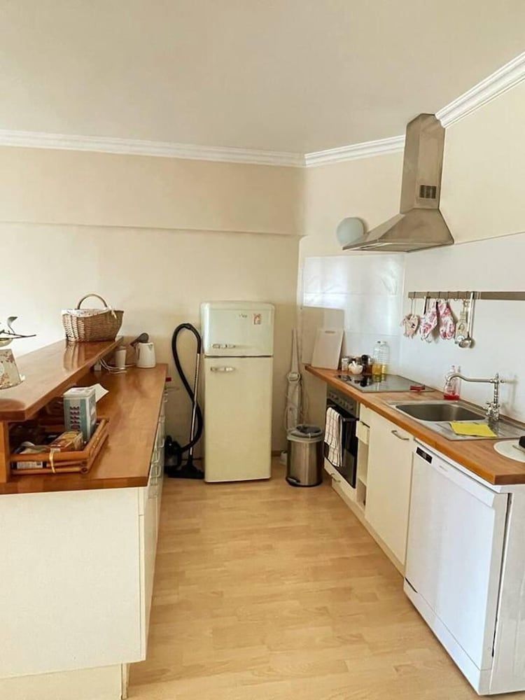 undefined Vienna Christmas Market Rooftop Dollhouse 4 Couple 2