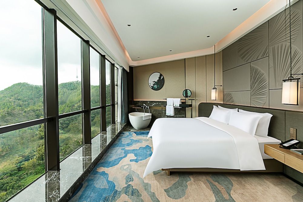 Wyndham Garden Gaozhou Deluxe Suite, 1 King Bed, Mountain View 3