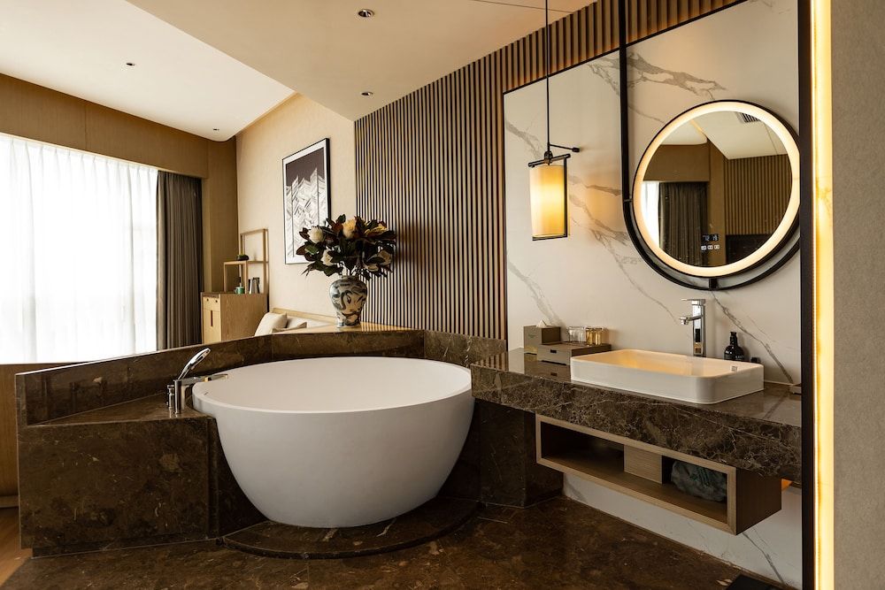 Wyndham Garden Gaozhou Deluxe Suite, 1 King Bed, Mountain View 5