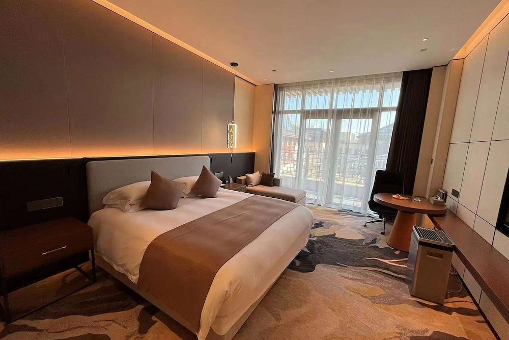 Business Suite, 1 King Bed, Smoking