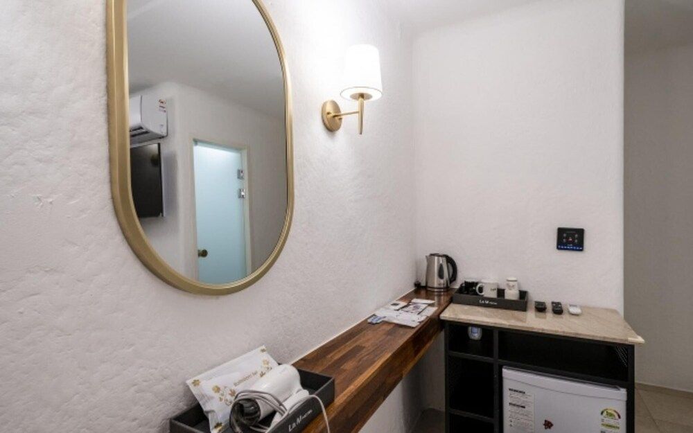 Samsung LaM Room (Standard Room (personal account Netfl) 13