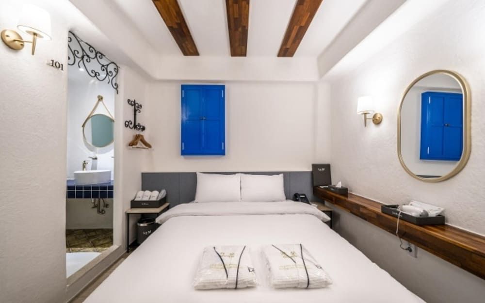 Samsung LaM Room (Standard Room (personal account Netfl) 5