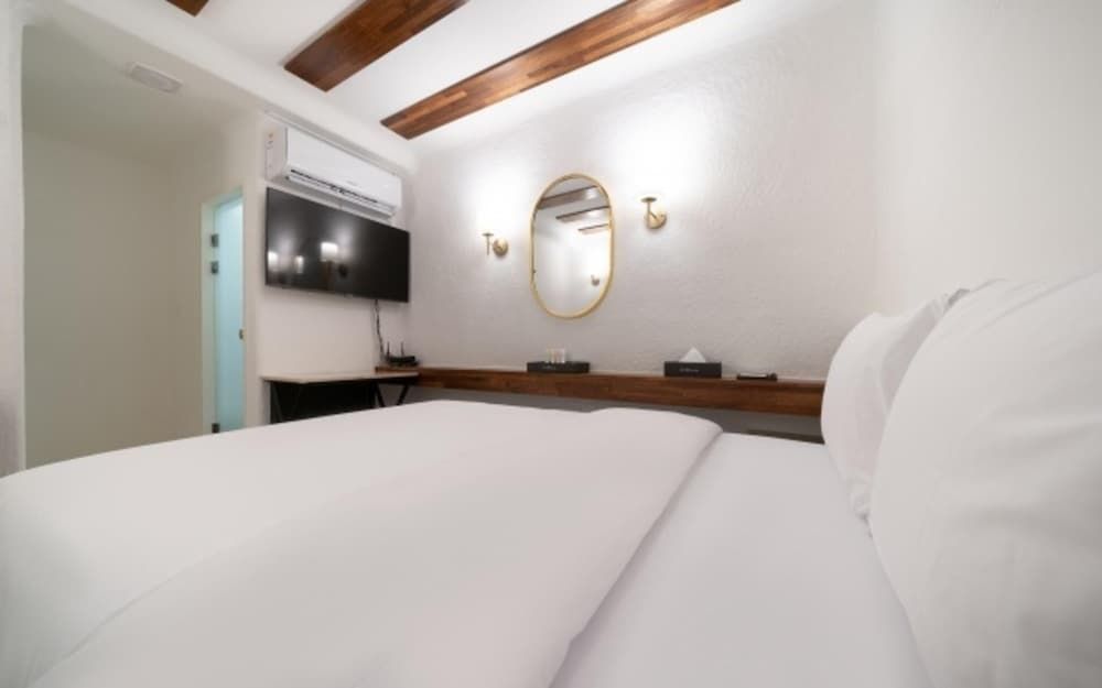 Samsung LaM Room (Standard Room (personal account Netfl) 3