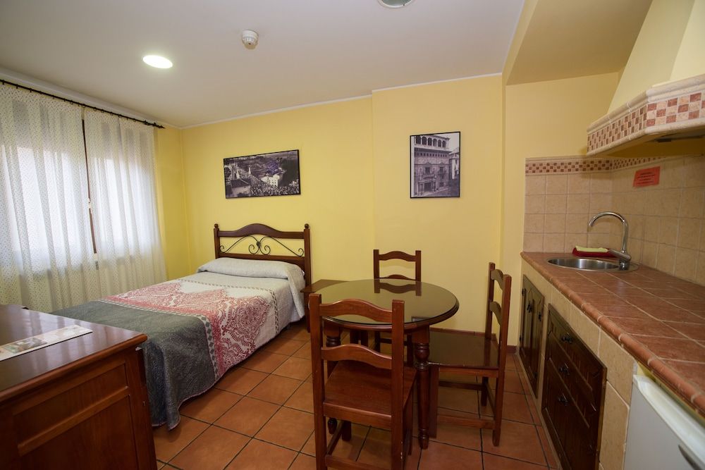 Hostal Serruchi Family Double Room 2