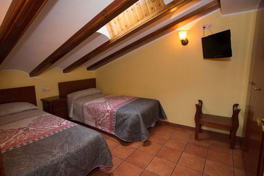 Hostal Serruchi Family Double Room 3