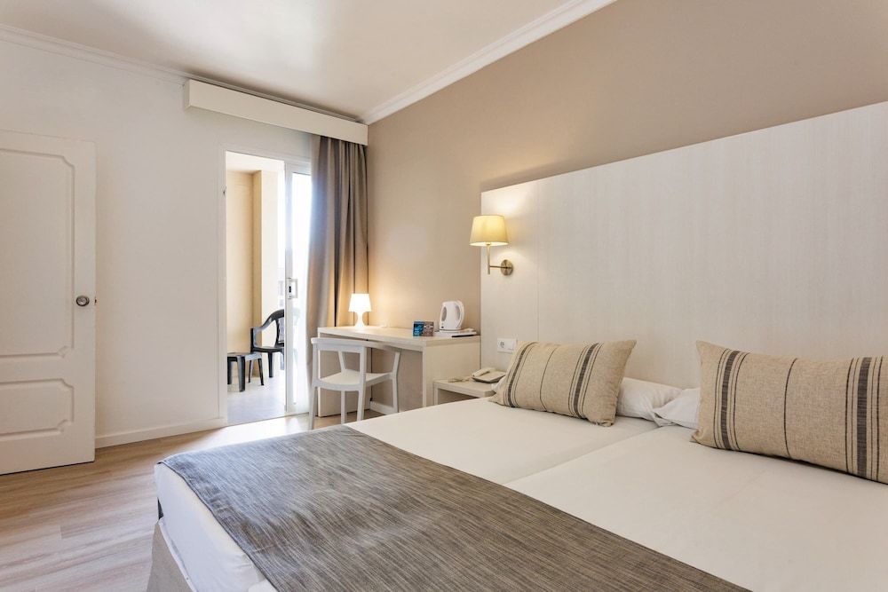 Family Room (3 adults and 2 children, water park)