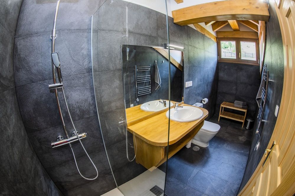 Apartamentos Los Picos de Europa Duplex, Accessible, Private Bathroom 9