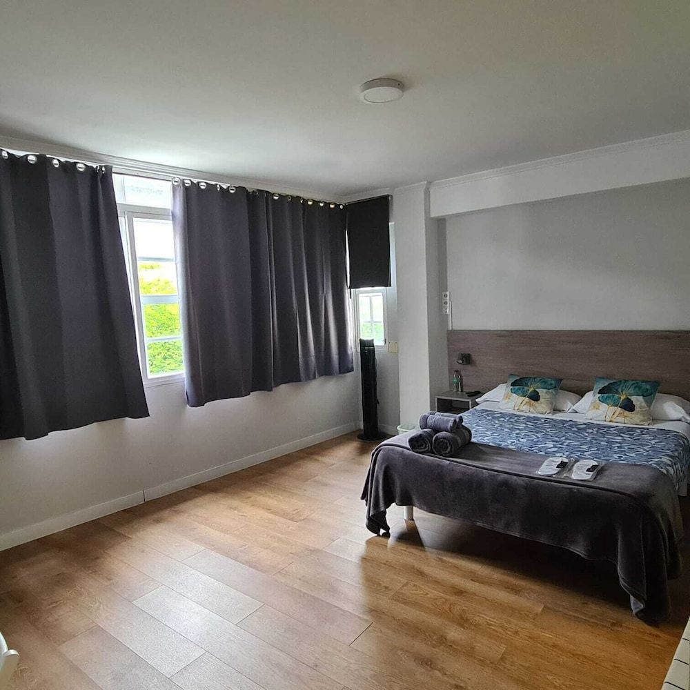 Casa Douro Double (1 bed) with private bathroom 2