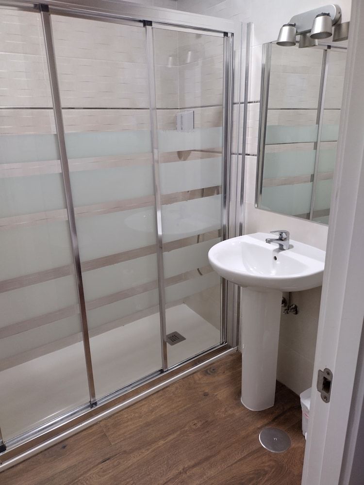 Casa Douro Double (1 bed) with private bathroom 9