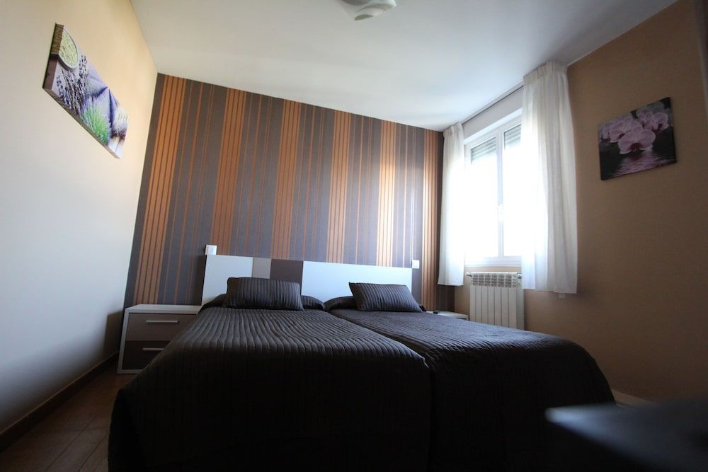 PR Plaza de Galicia Double Room, 2 Twin Beds, Balcony, City View 6