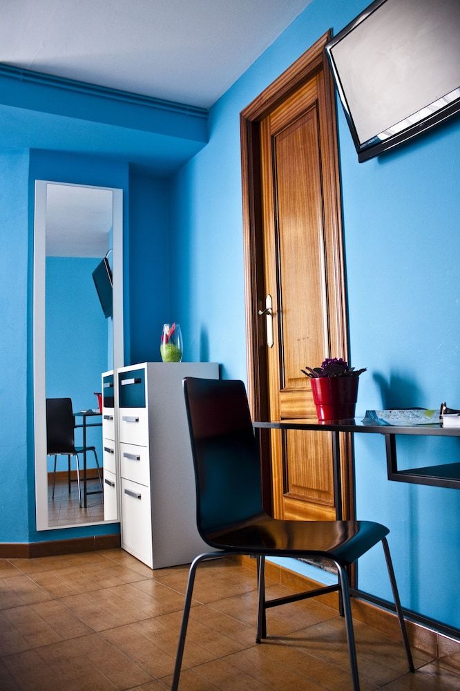 PR Plaza de Galicia Double Room, 2 Twin Beds, Balcony, City View 9