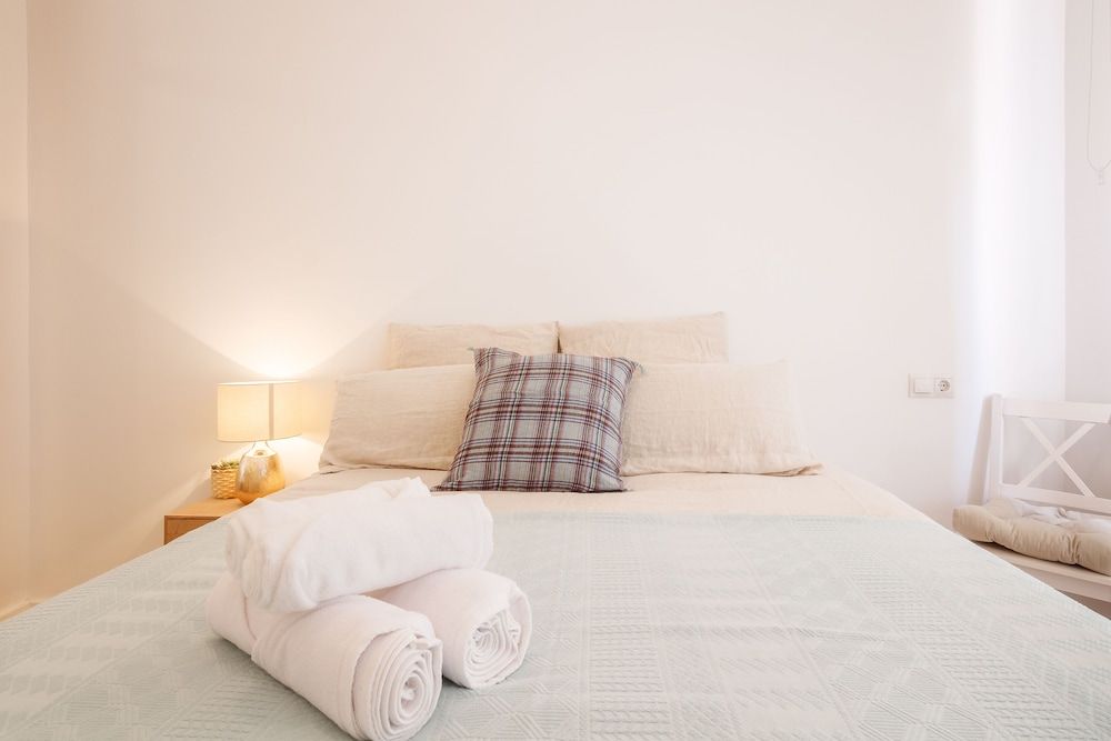 undefined Apto Reformado con encanto by URBANHOSTS 4