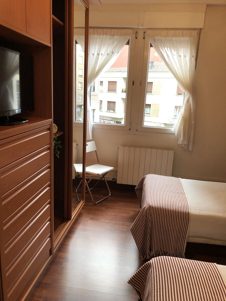 Pensión Arias Double or Twin Room, Shared Bathroom 16