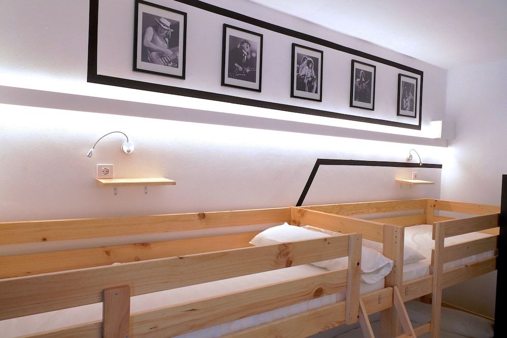 undefined Guitar Hostel 2