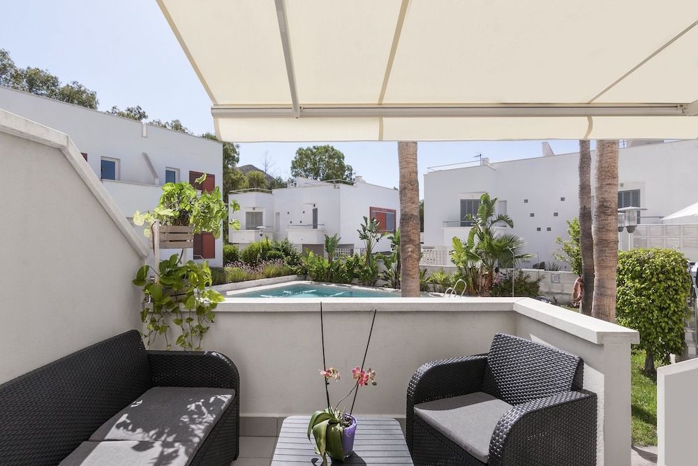 Standard Apartment, 2 Twin Beds, Terrace, Pool View