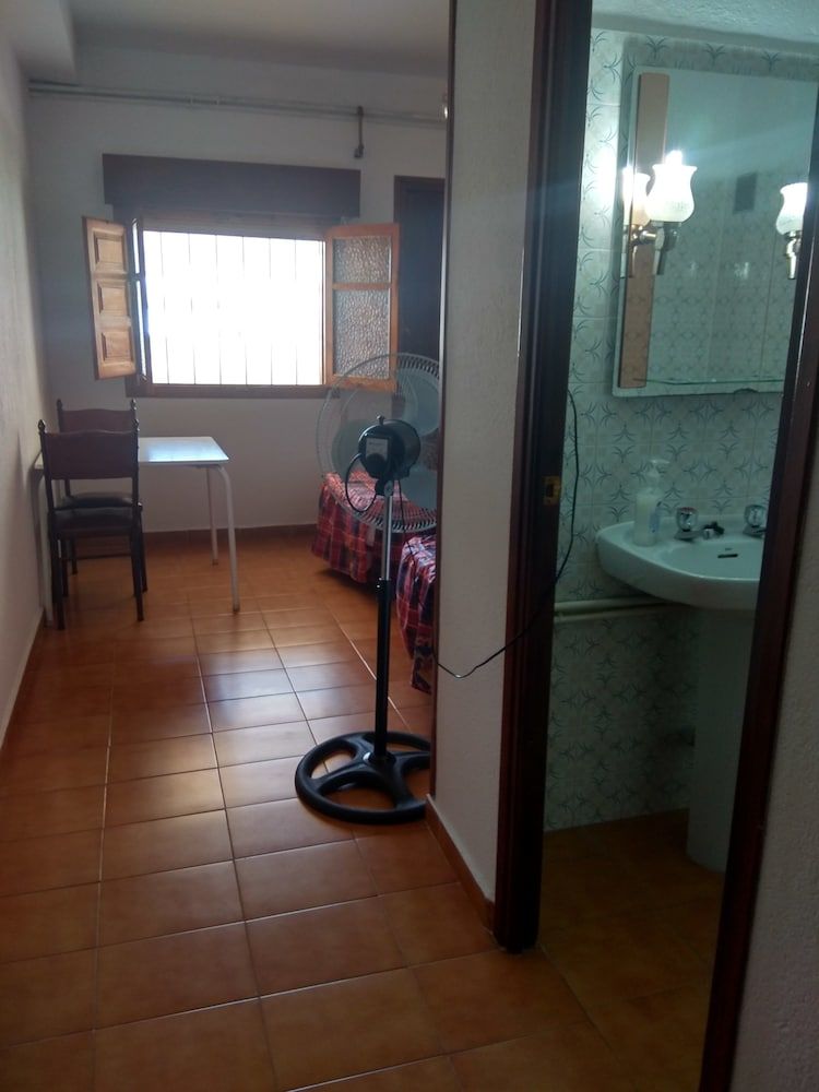 Basic Twin Room, Private Bathroom