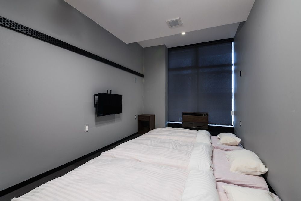 Japanese Room with Shared Washroom Triple, Non Smoking